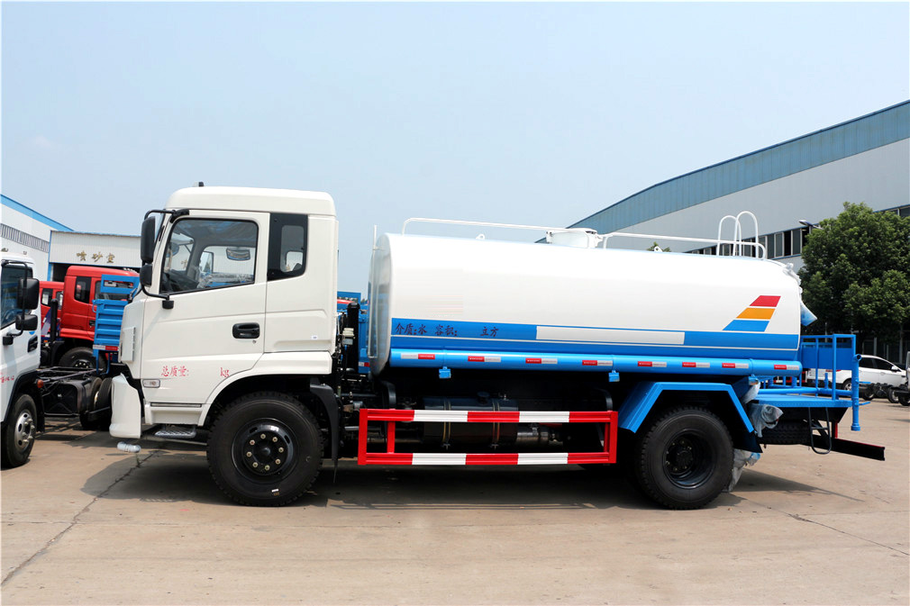 东风专底洒水车(12方)