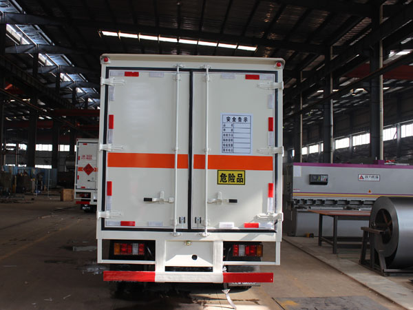 江铃4米2(2.6吨)爆破器材车