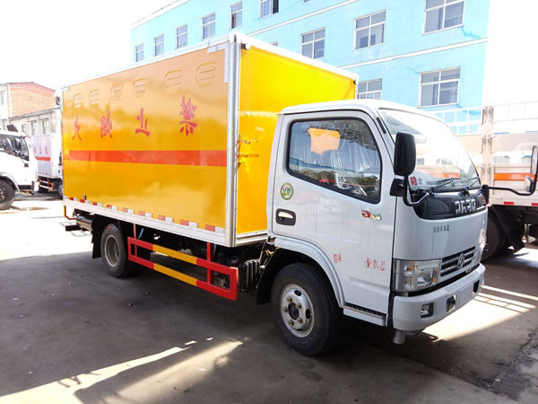 多利卡4.1米(3.4吨)腐蚀品厢式车