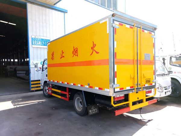 多利卡4.1米(3.4吨)腐蚀品厢式车