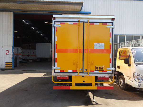 多利卡4.1米(3.4吨)腐蚀品厢式车