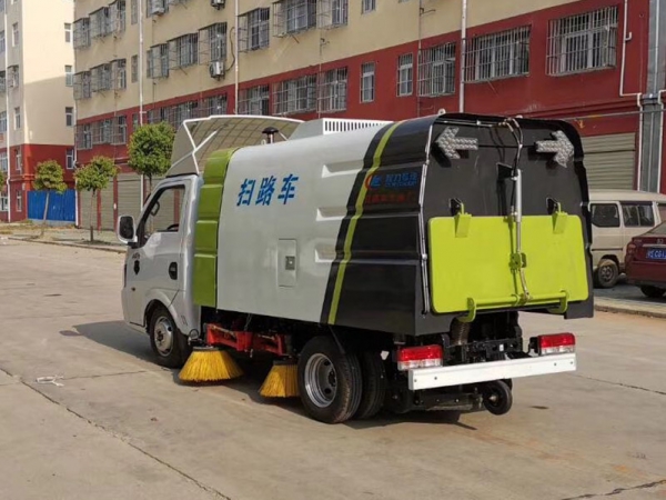 东风途运2600mm扫路车(0.8方水罐,1.7方尘罐)