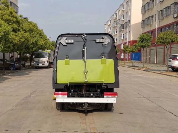东风途运2600mm扫路车(0.8方水罐,1.7方尘罐)