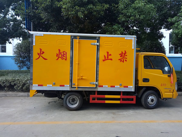 跃进3.3米柴油(蓝牌)腐蚀品厢式车