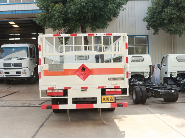 多利卡4.1米(4吨)气瓶车