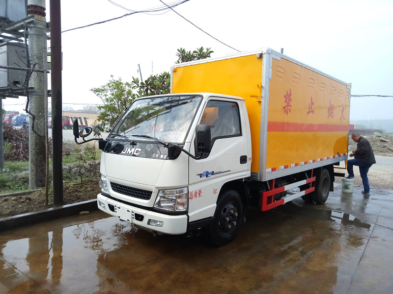 江铃4.2米(蓝牌)气体厢式车