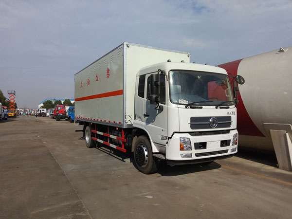 天锦6.6米(9.9吨)气体厢式车