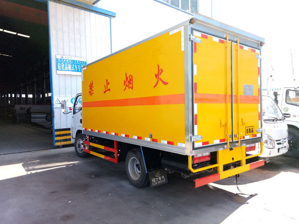 多利卡4.1米(3.4吨)杂项危险品厢式车