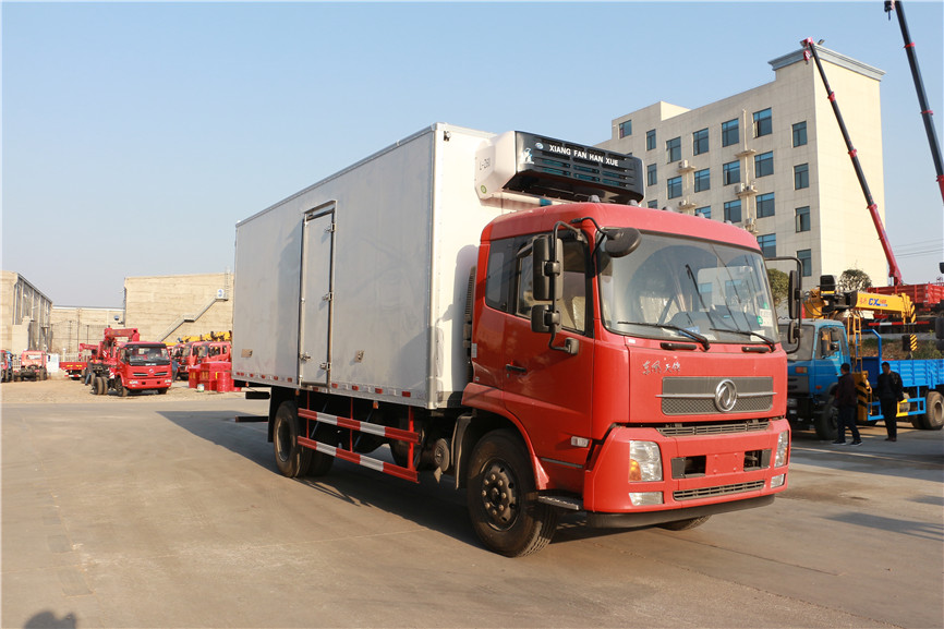 东风天锦 6.8米冷藏车