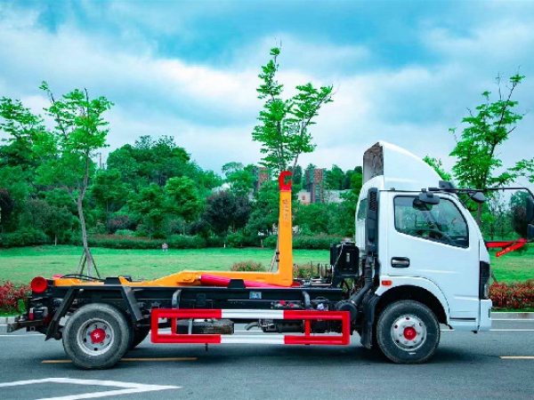 国六东风多利卡8方车厢可卸式（钩臂）垃圾车