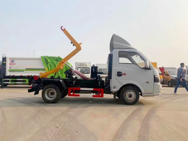 东风途逸国六汽油3~4方车厢可卸(钩臂)式垃圾车