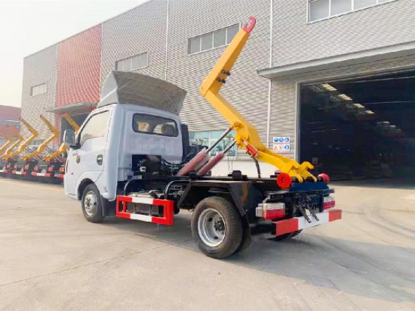 东风途逸国六汽油3~4方车厢可卸(钩臂)式垃圾车