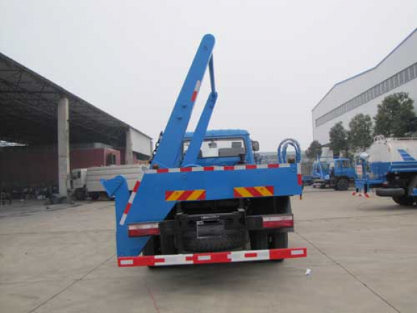 东风153侧摆臂式垃圾车(8-10方)