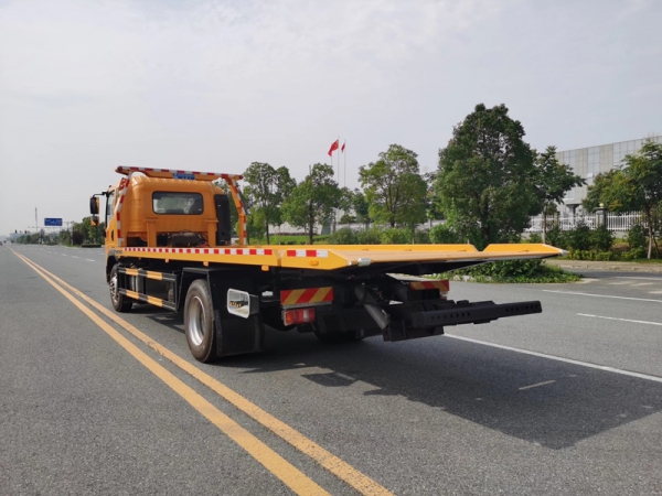 国六重汽豪沃重载型一拖二清障车