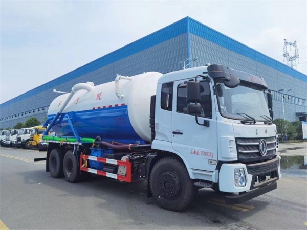 东风D17后双桥18方吸污车,配水循环泵加10米吸污带。