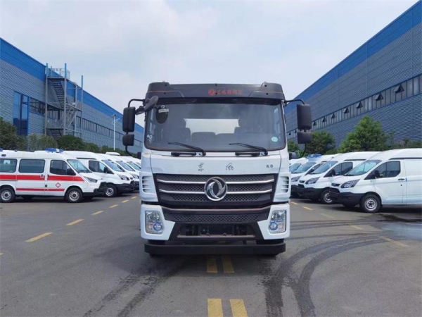 东风D17后双桥18方吸污车,配水循环泵加10米吸污带。