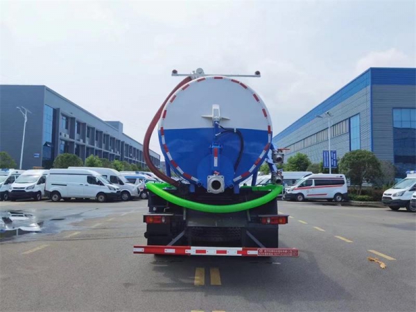 东风D17后双桥18方吸污车,配水循环泵加10米吸污带。