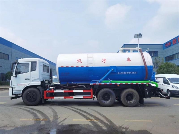 东风D17后双桥18方吸污车,配水循环泵加10米吸污带。