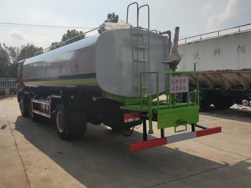 福田小三轴20吨喷洒车